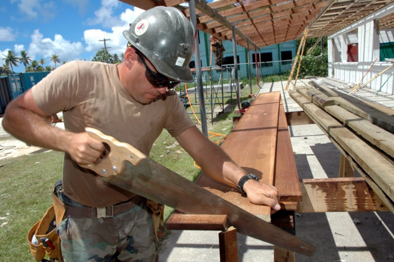 menuisier-PIERREFEU DU VAR-min_worker_construction_building_carpenter_male_job_build_helmet-893290